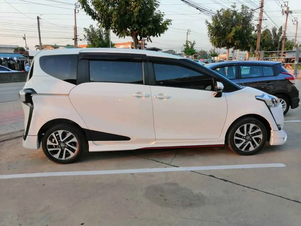 2017 Toyota Sienta II 2