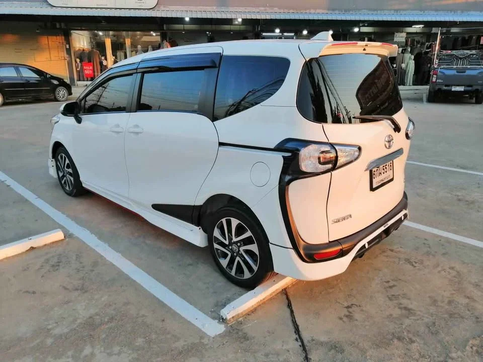 2017 Toyota Sienta II 3