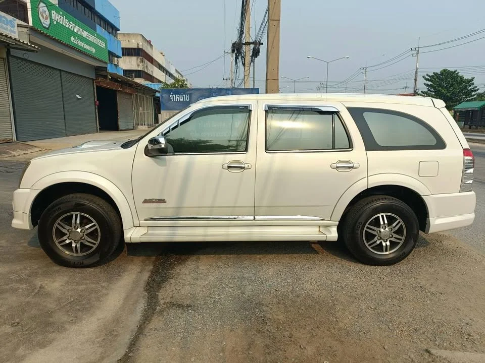 2010 Isuzu MU-7 3
