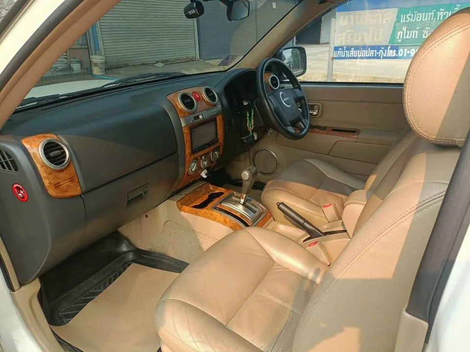 2011 Isuzu MU-7 3