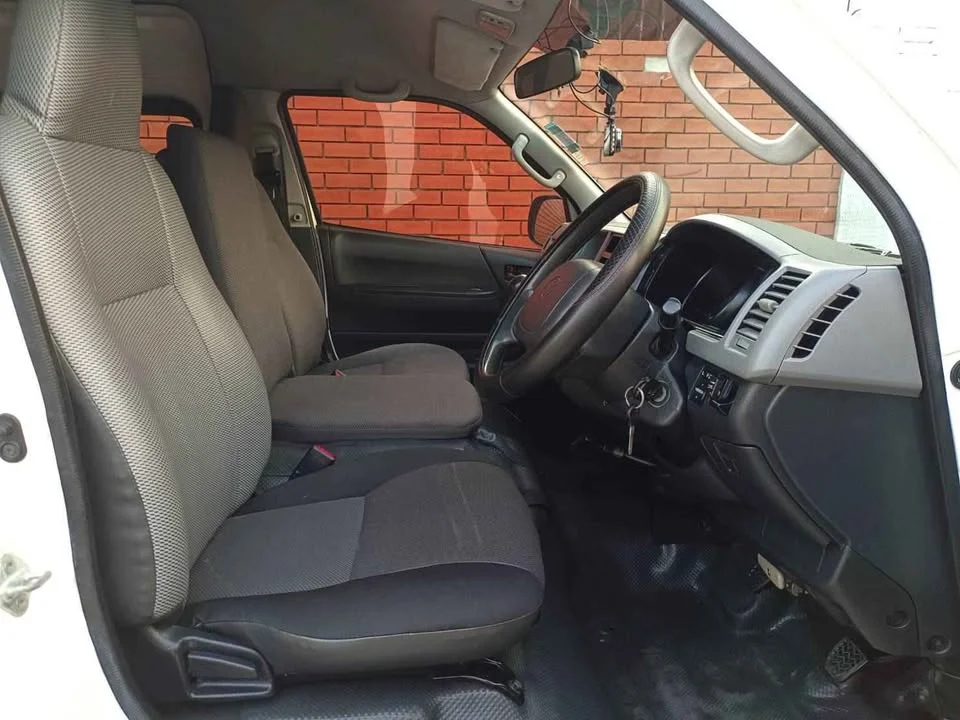 2013 Toyota Commuter V (H200) 3