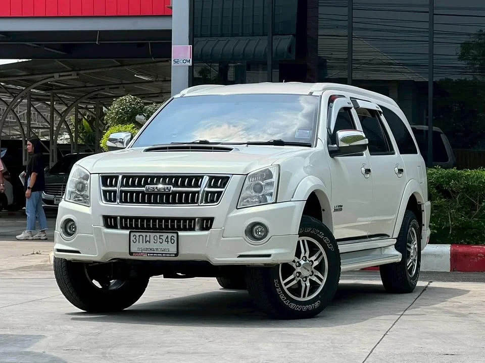 2010 Isuzu MU-7 2