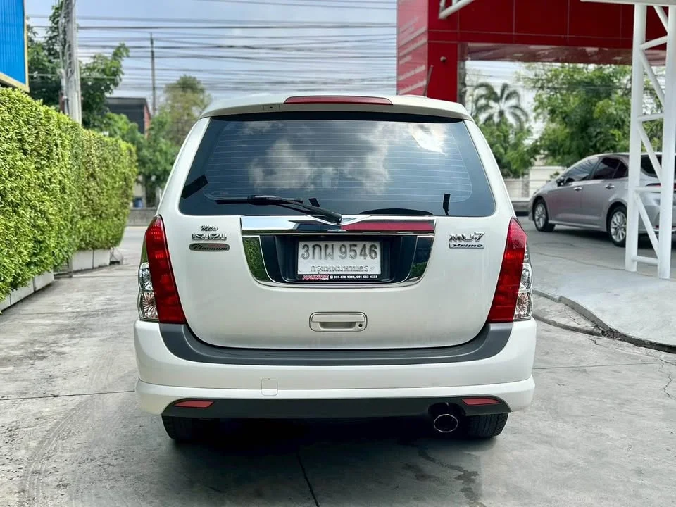 2010 Isuzu MU-7 3