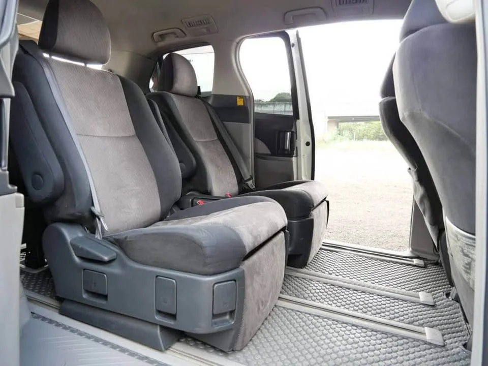 2011 Toyota Estima III 2