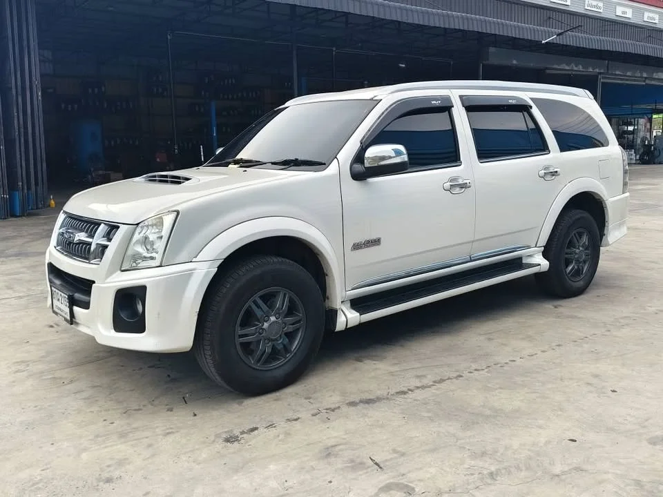 2011 Isuzu MU-7 3