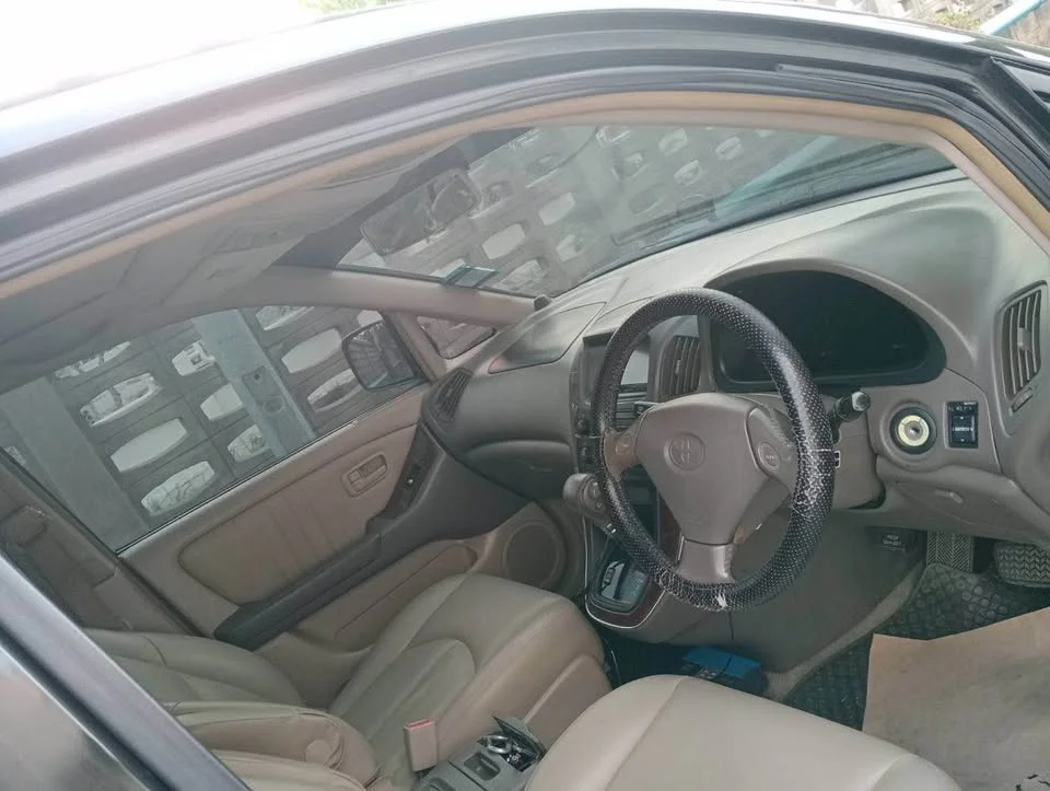 2002 Toyota Harrier I 3