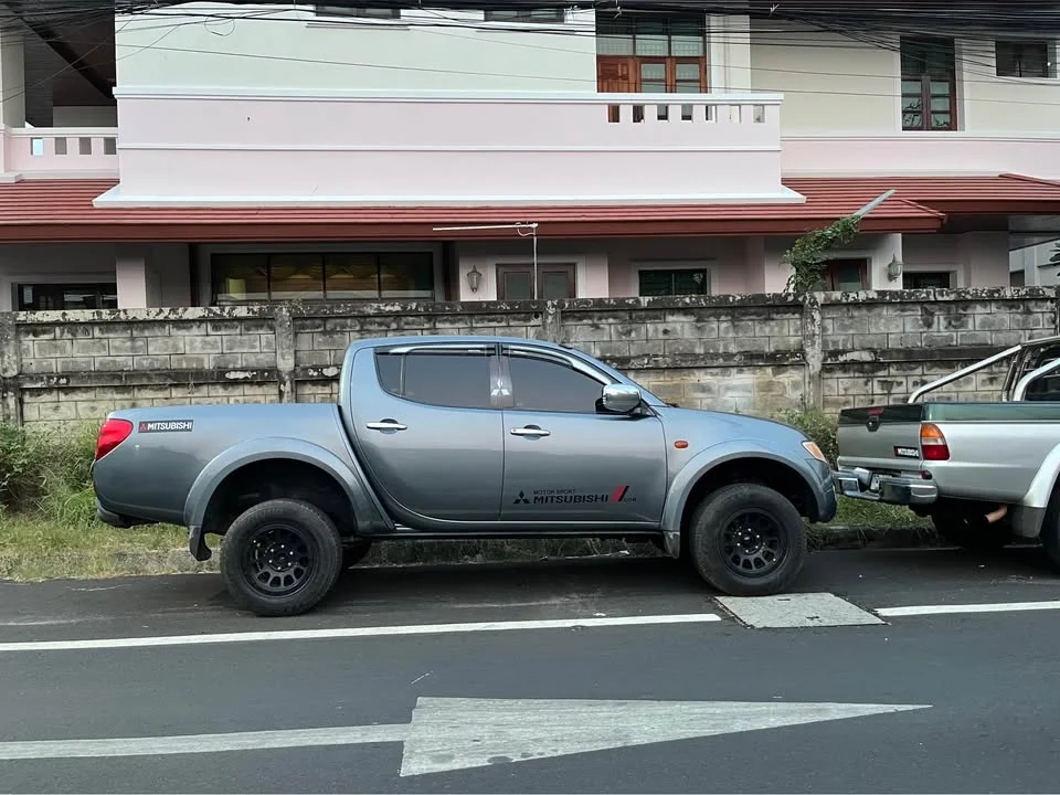 Mitsubishi Triton IV 2