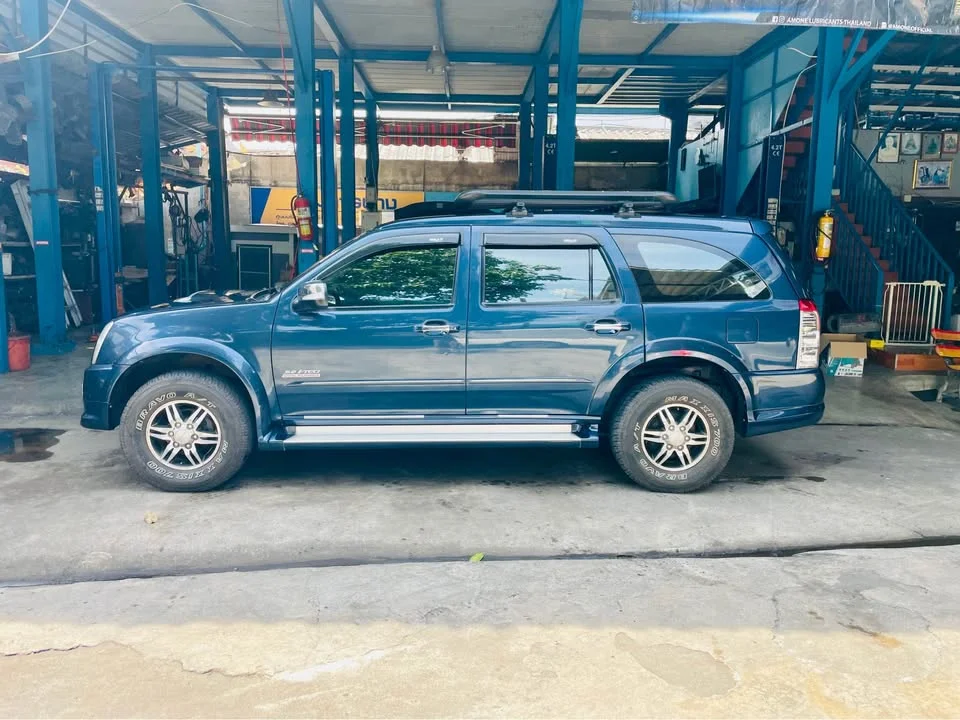 2010 Isuzu MU-7 2