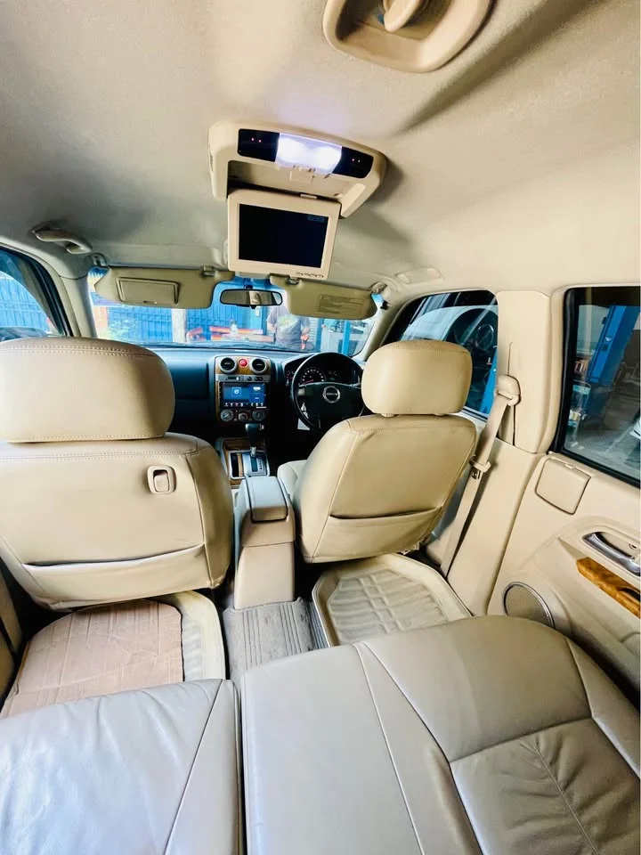 2010 Isuzu MU-7 3