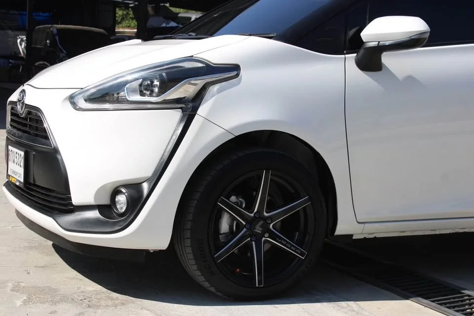 2017 Toyota Sienta II 3