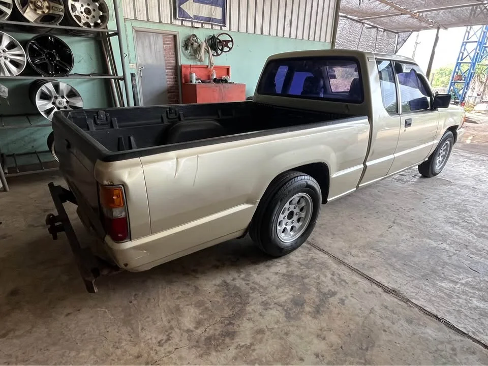 1993 Mitsubishi Triton II 2