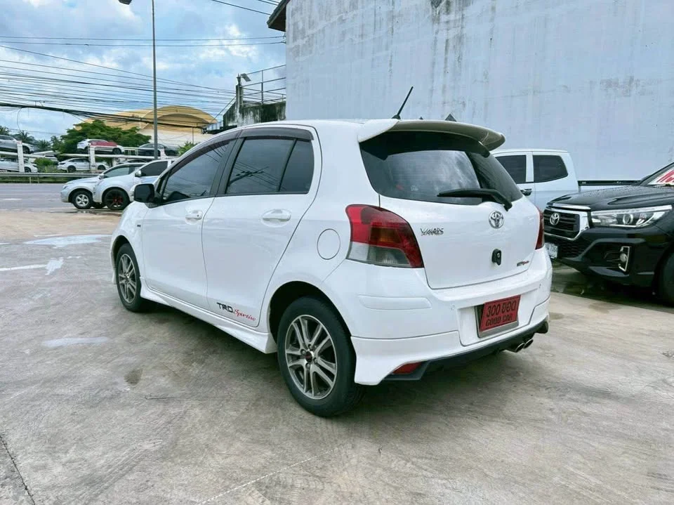 2010 Toyota Yaris II 2