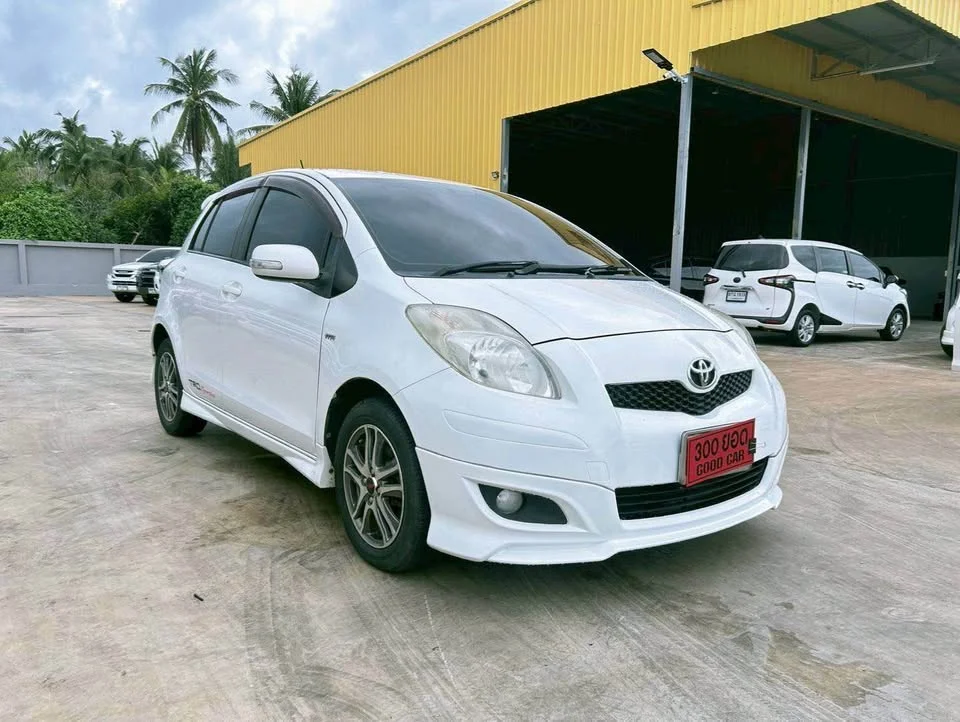 2010 Toyota Yaris II 2
