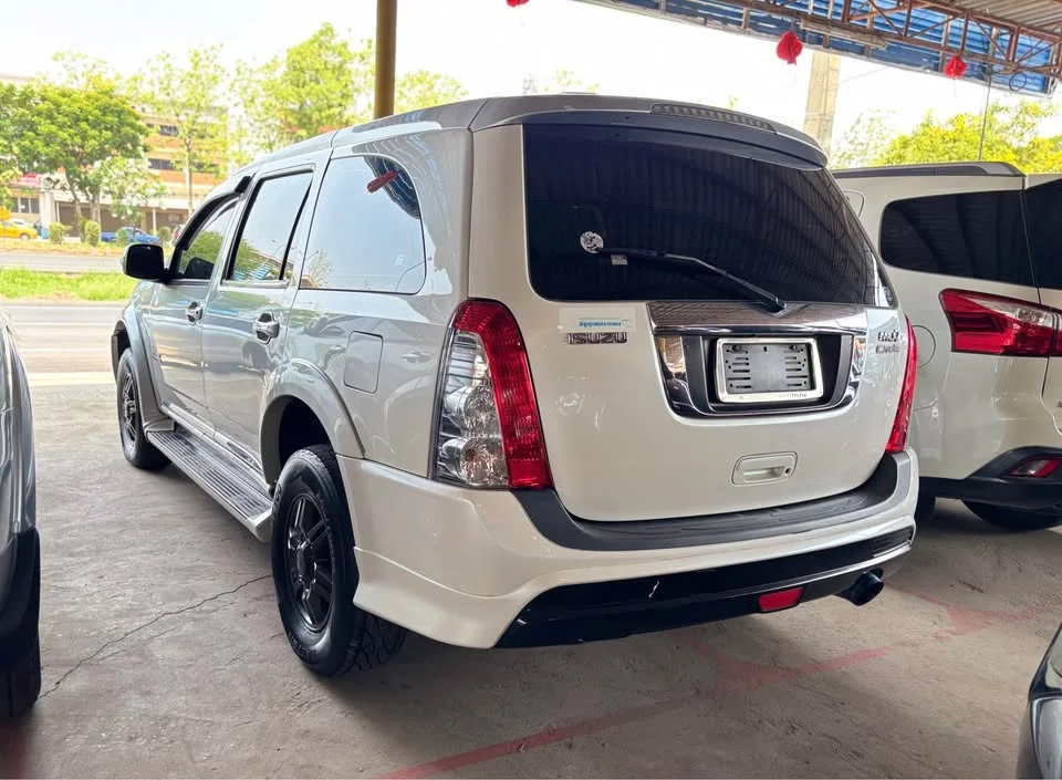 2011 Isuzu MU-7 2