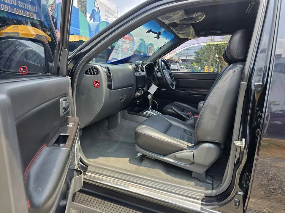 2011 Isuzu MU-7 3