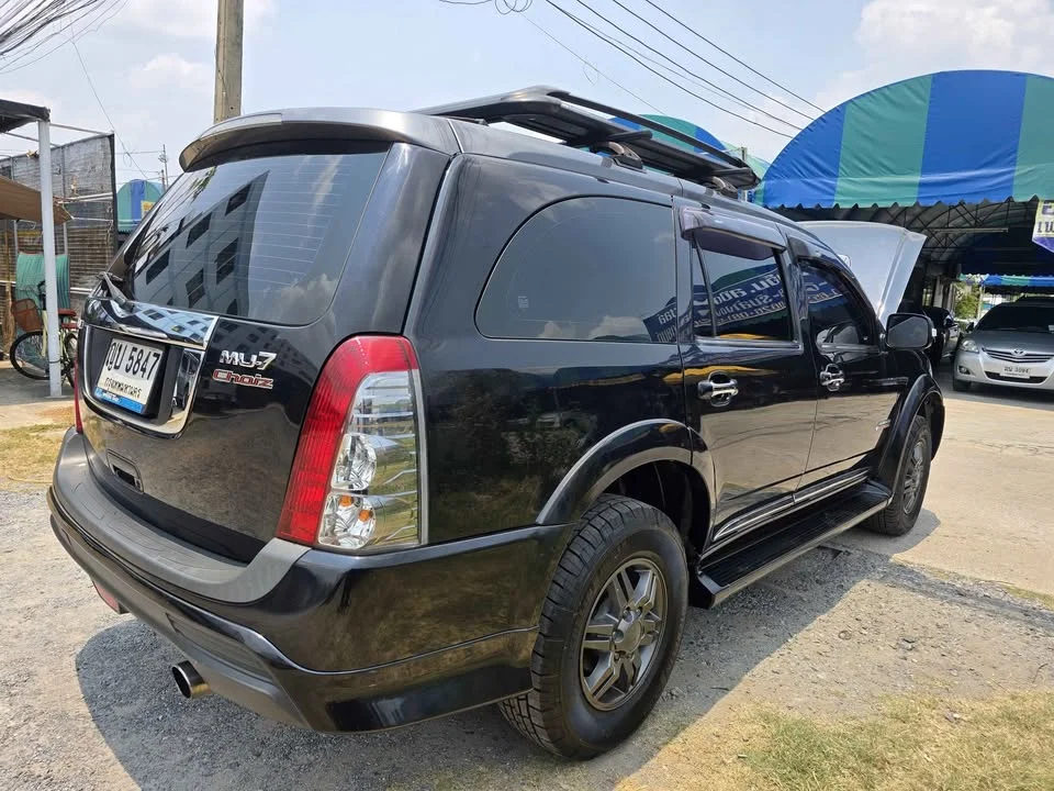 2011 Isuzu MU-7 2