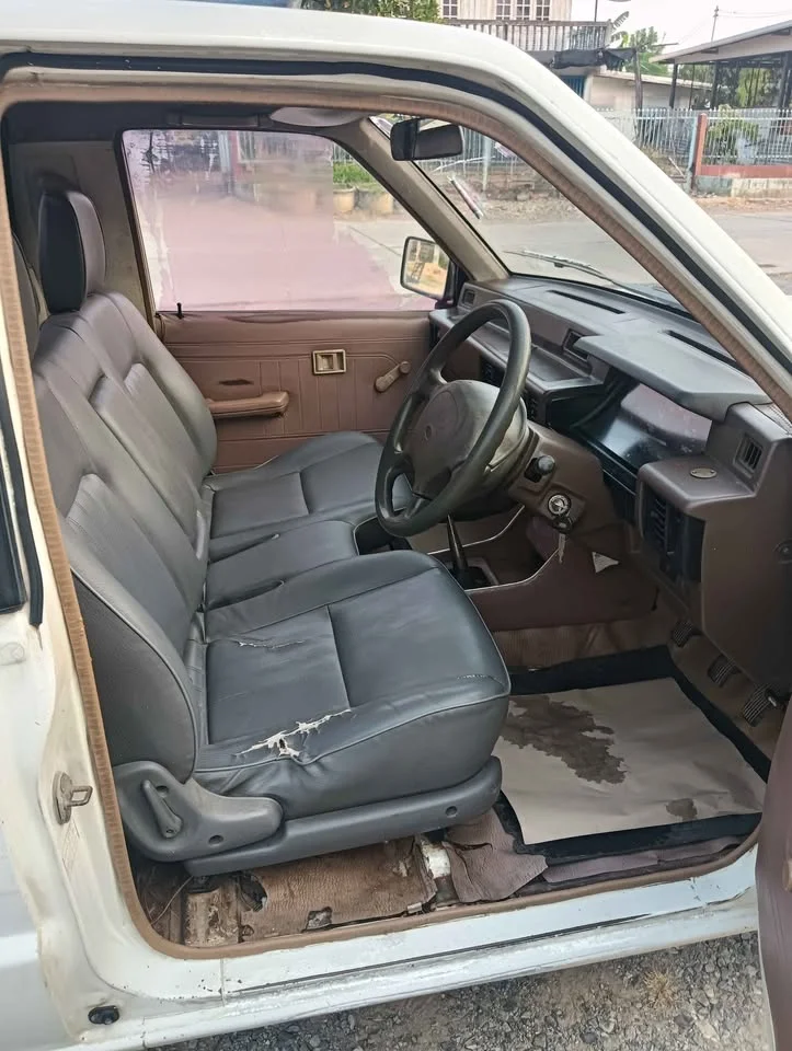 1992 Mitsubishi Triton II 2