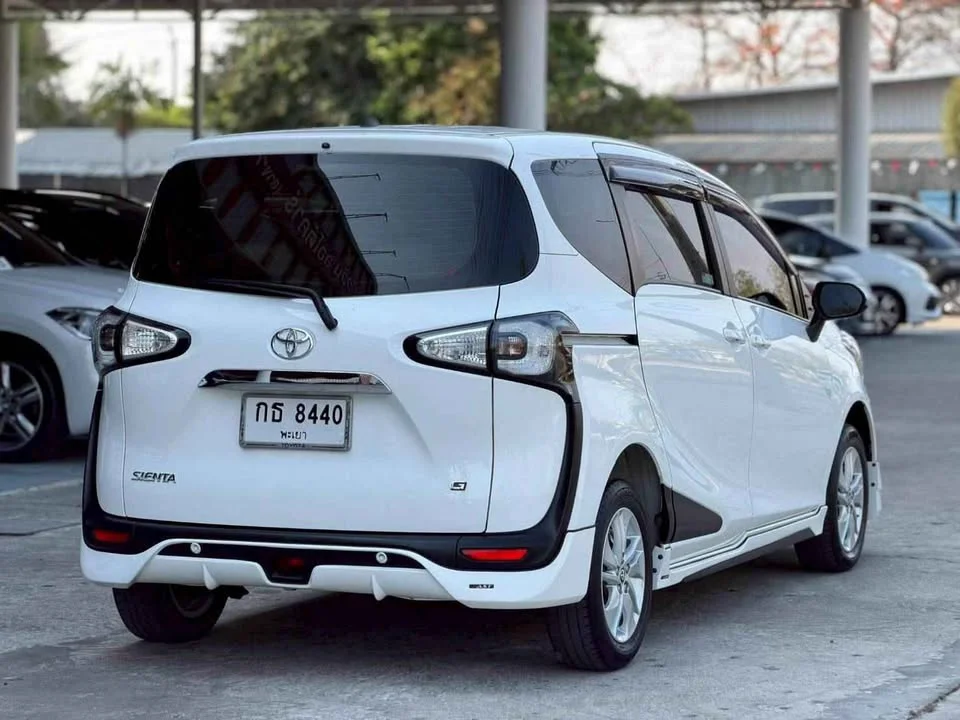 2017 Toyota Sienta II 2