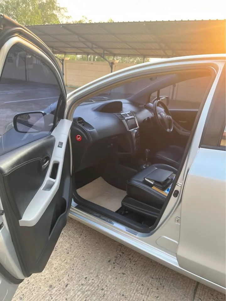 2010 Toyota Yaris II 2