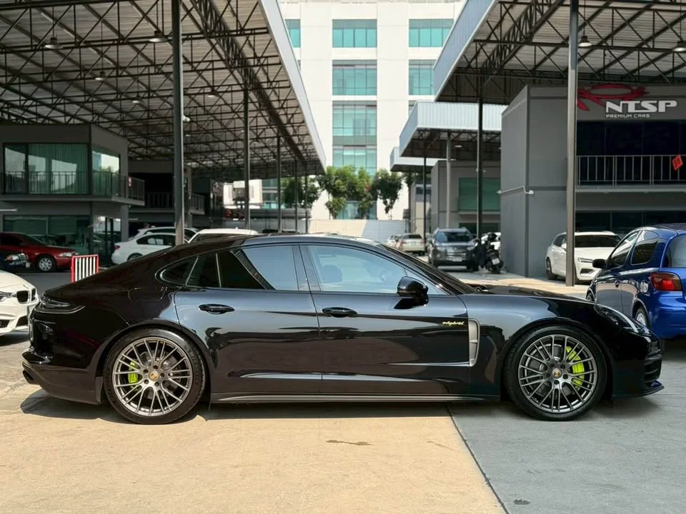 2023 Porsche Panamera II 2