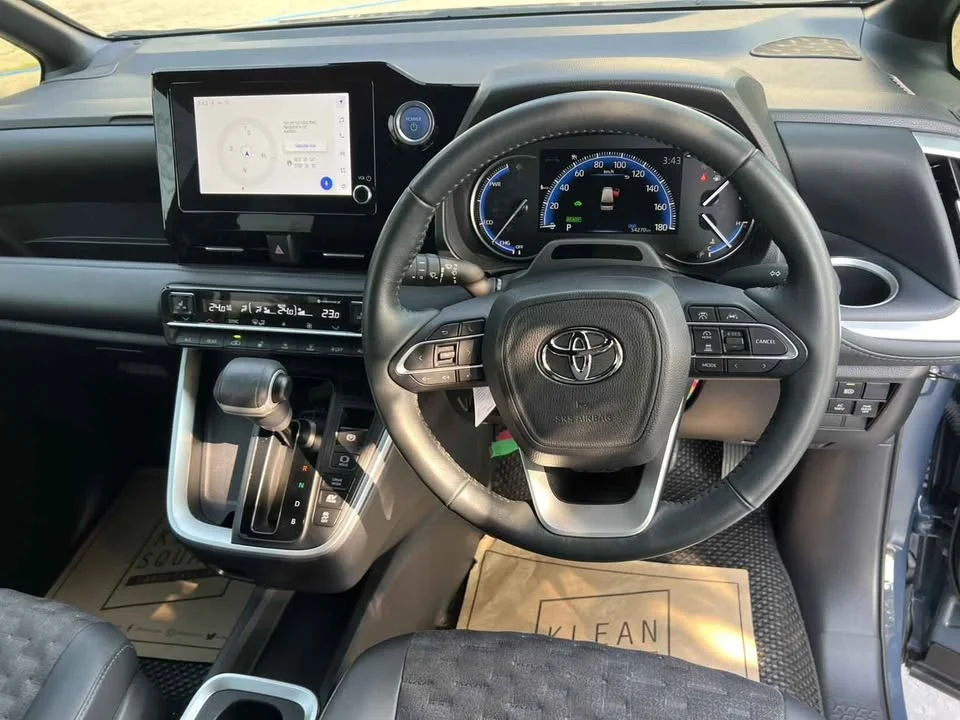 2014 Toyota Voxy IV 3