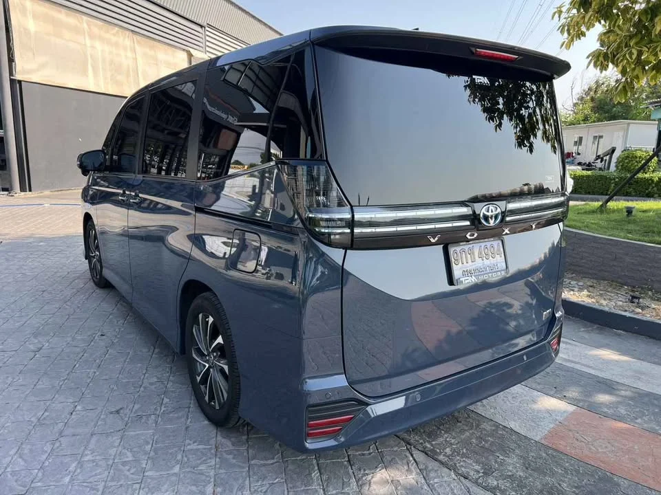2014 Toyota Voxy IV 2