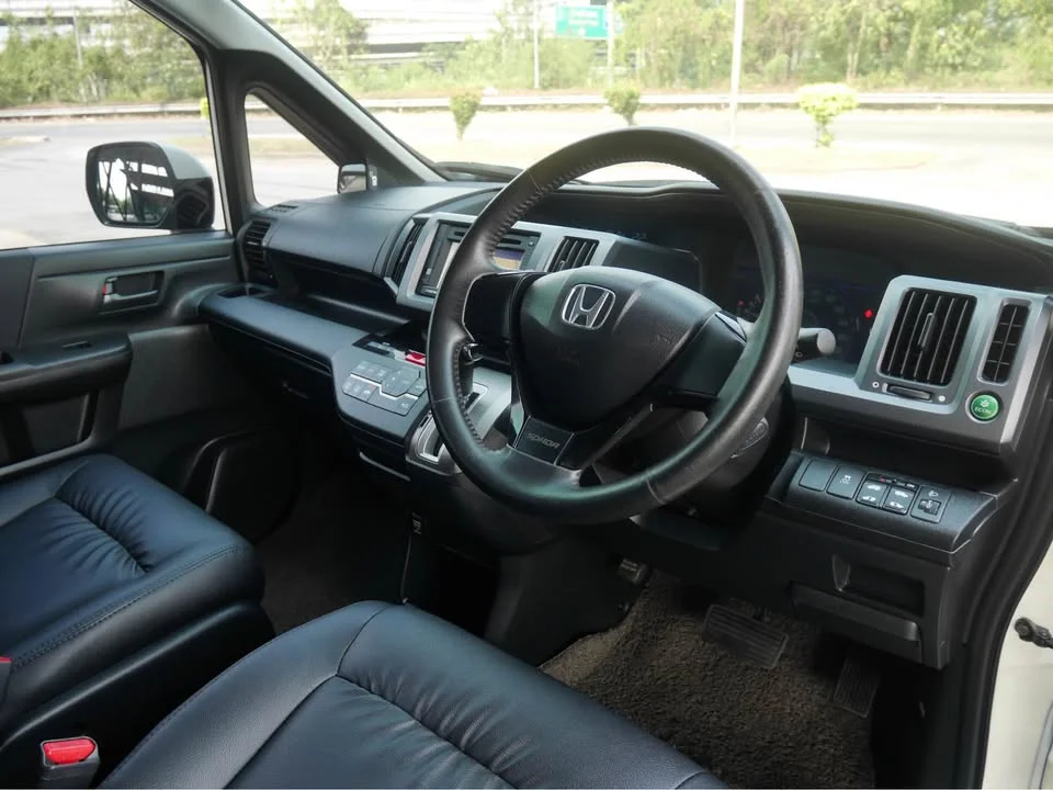 2013 Honda Stepwgn IV 3