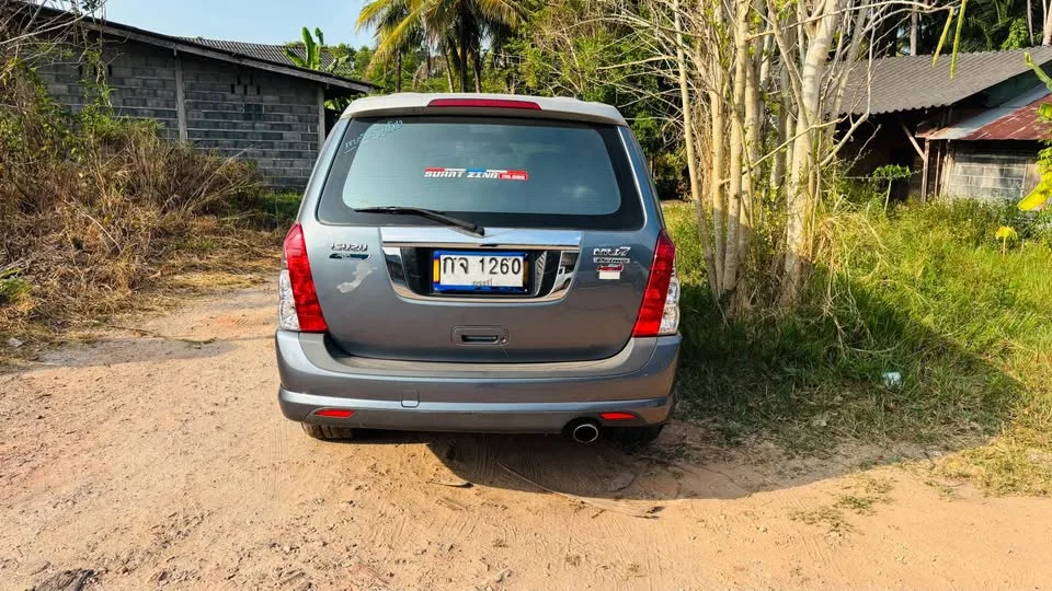 2011 Isuzu MU-7 3