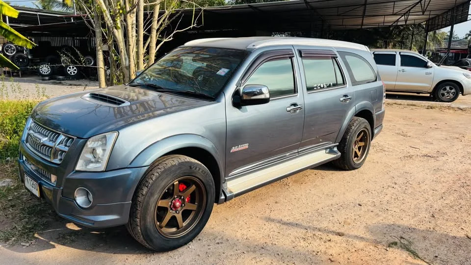 2011 Isuzu MU-7 2