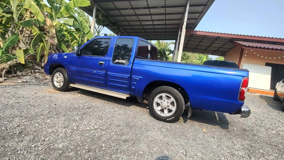 2004 Nissan Frontier I 3