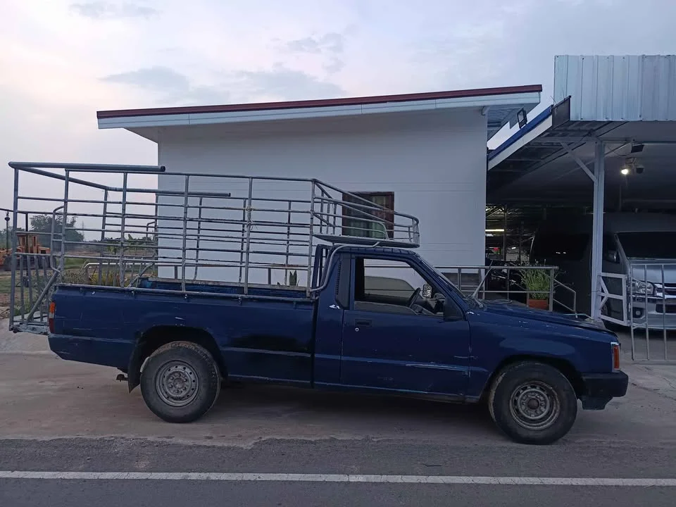 1991 Mitsubishi Triton II 2