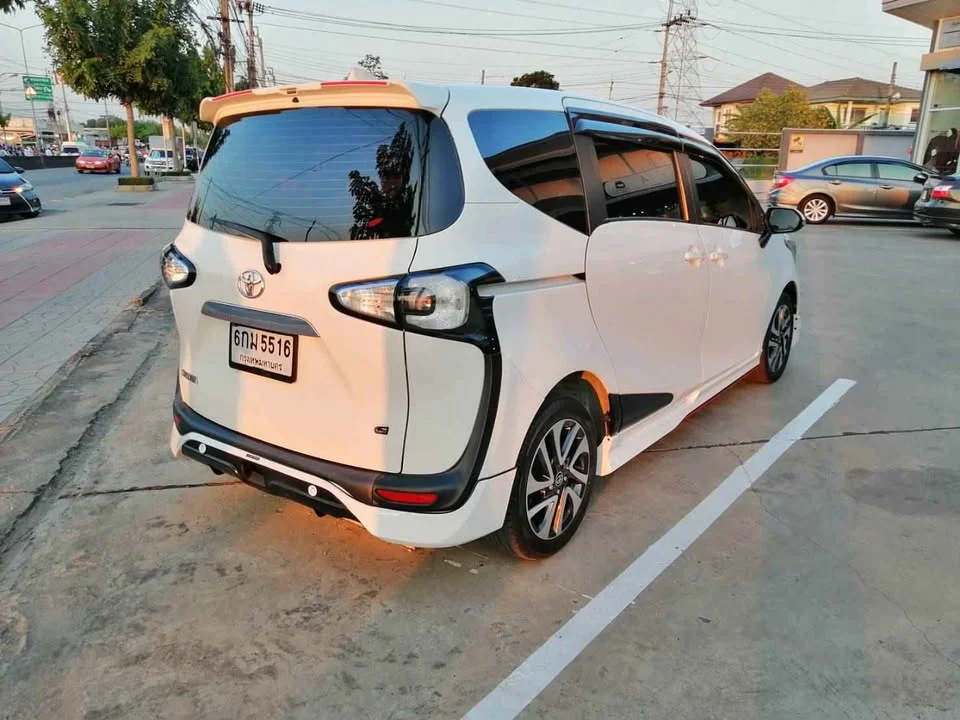 2017 Toyota Sienta II 3