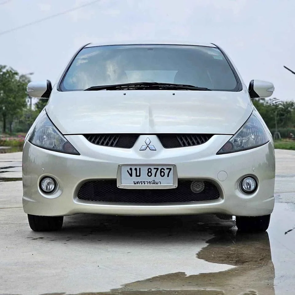 2004 Mitsubishi Space Wagon IV 2