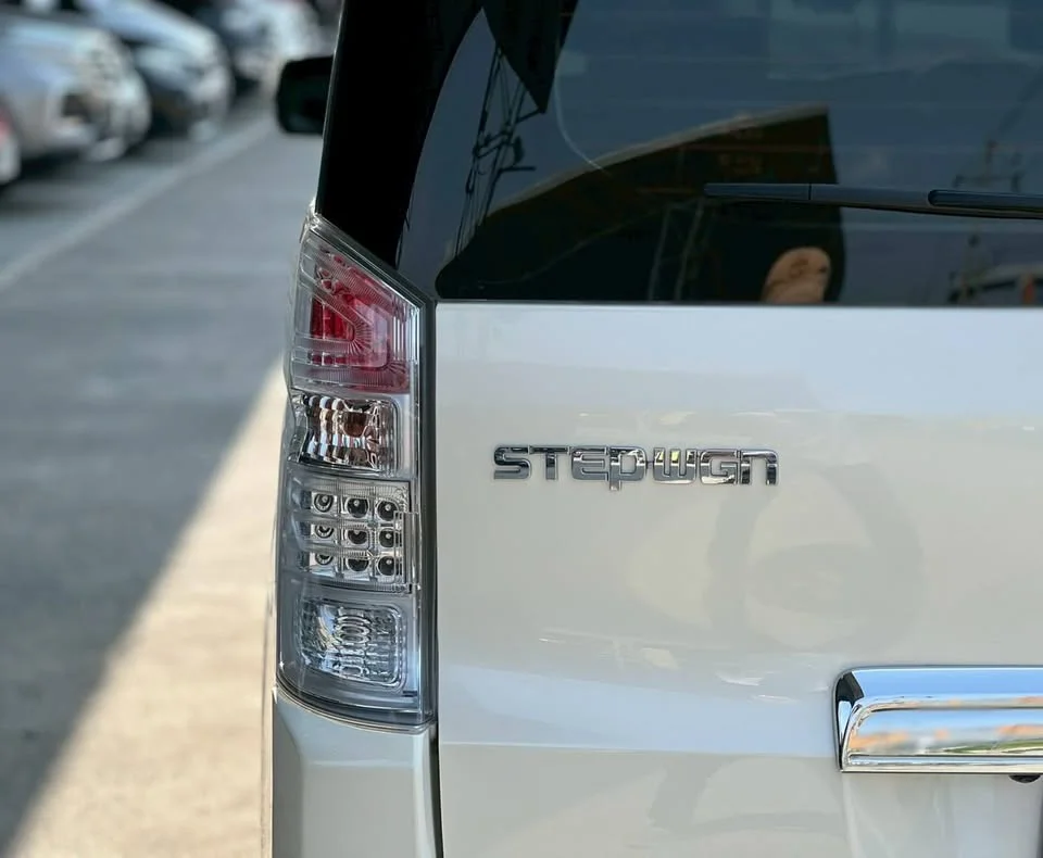 2012 Honda Stepwgn IV 2