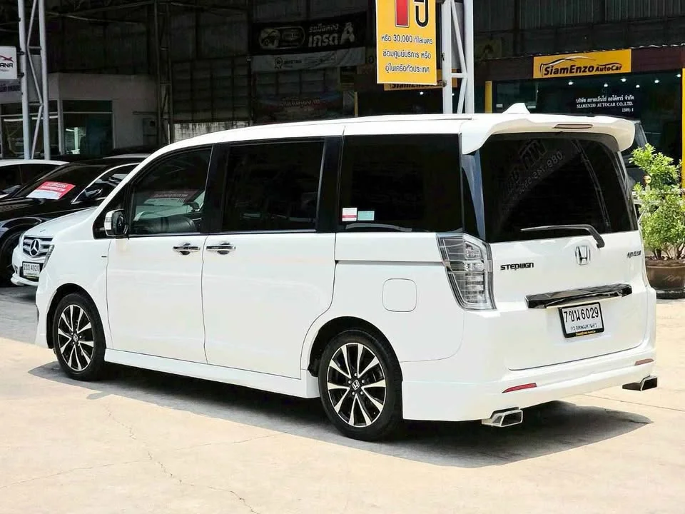 2013 Honda Stepwgn IV 3