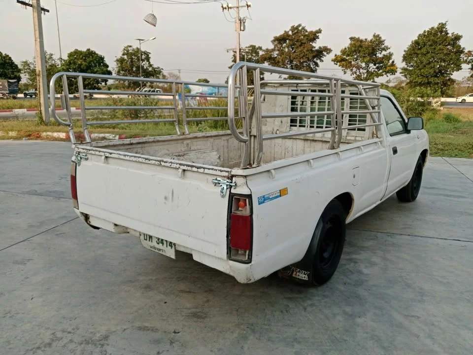 2006 Nissan Frontier I 3
