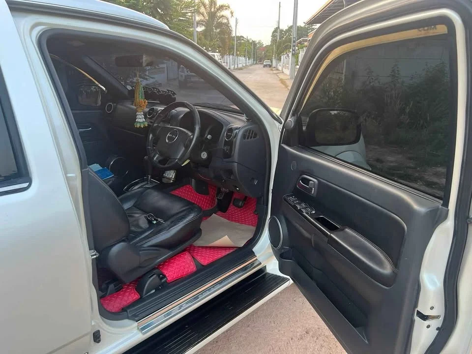 2011 Isuzu MU-7 3