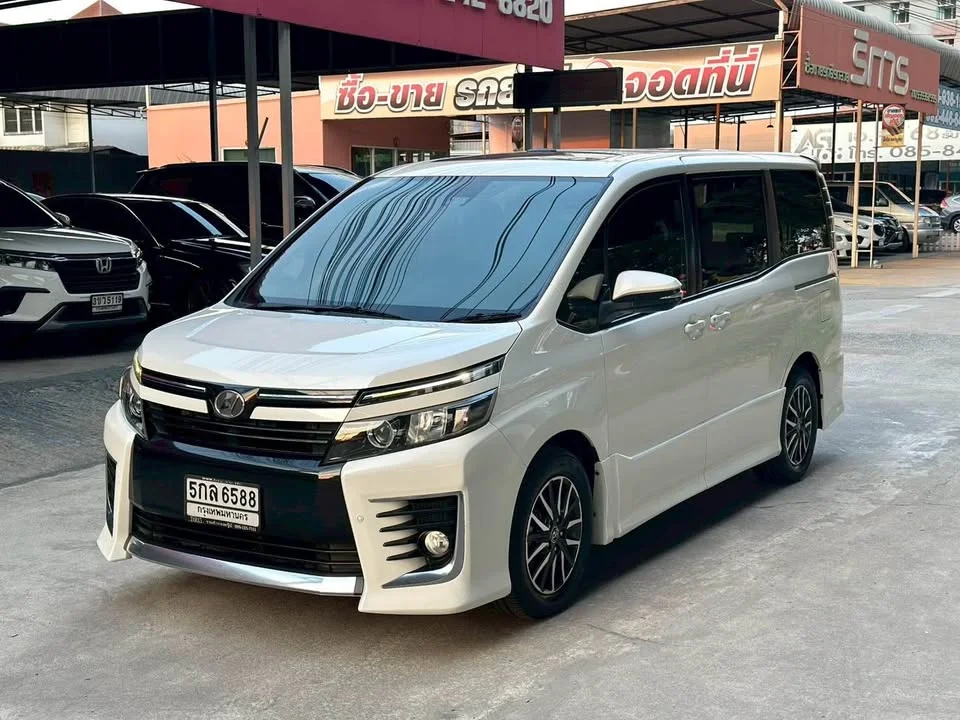 2016 Toyota Voxy III 3
