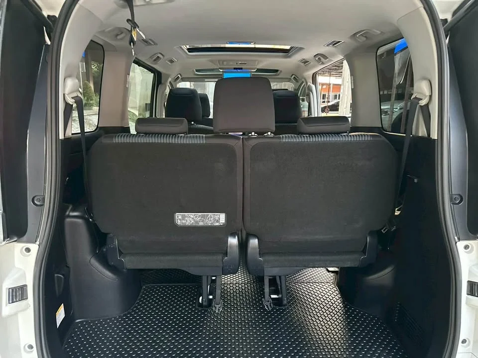 2016 Toyota Voxy III 2