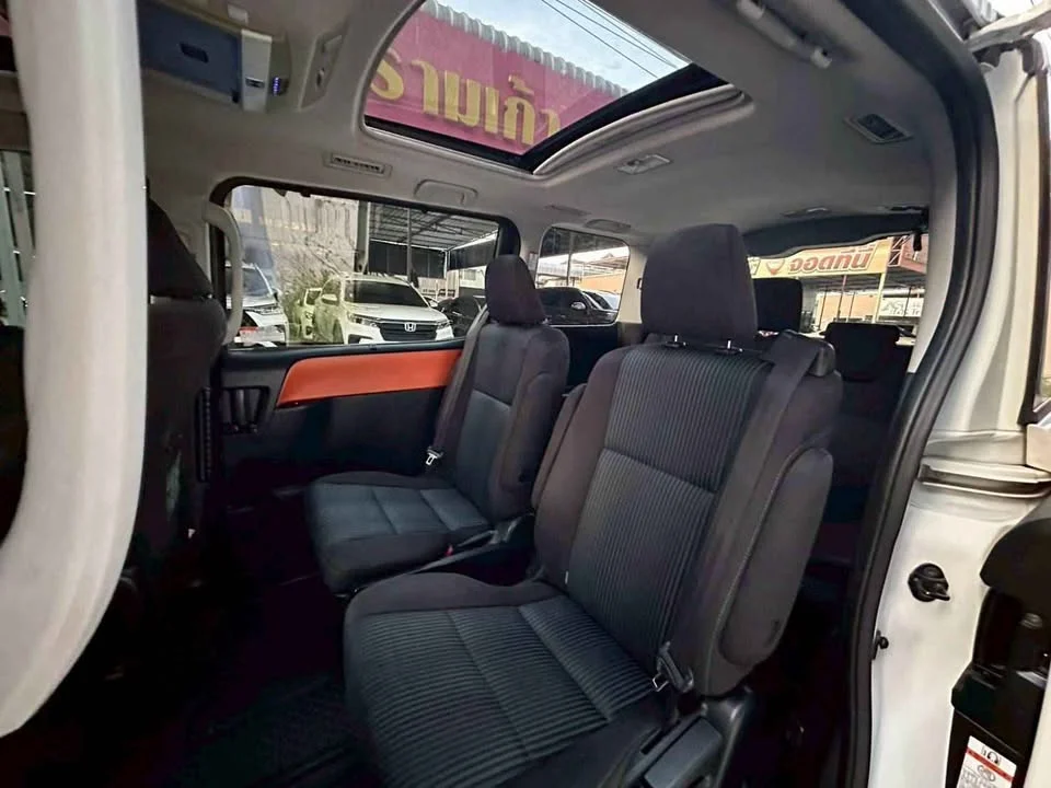 2016 Toyota Voxy III 2