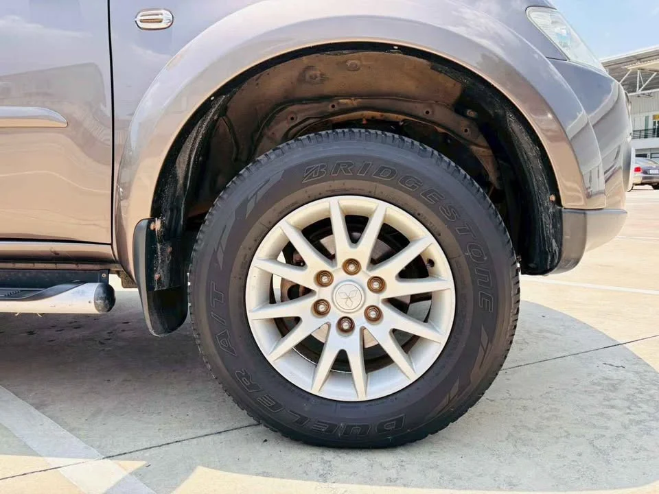 2013 Mitsubishi Pajero Sport II 2