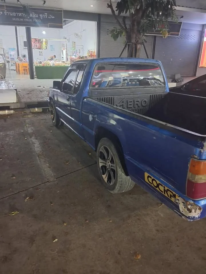 1992 Mitsubishi Triton II 2