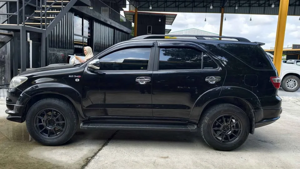 2010 Toyota Fortuner I 3