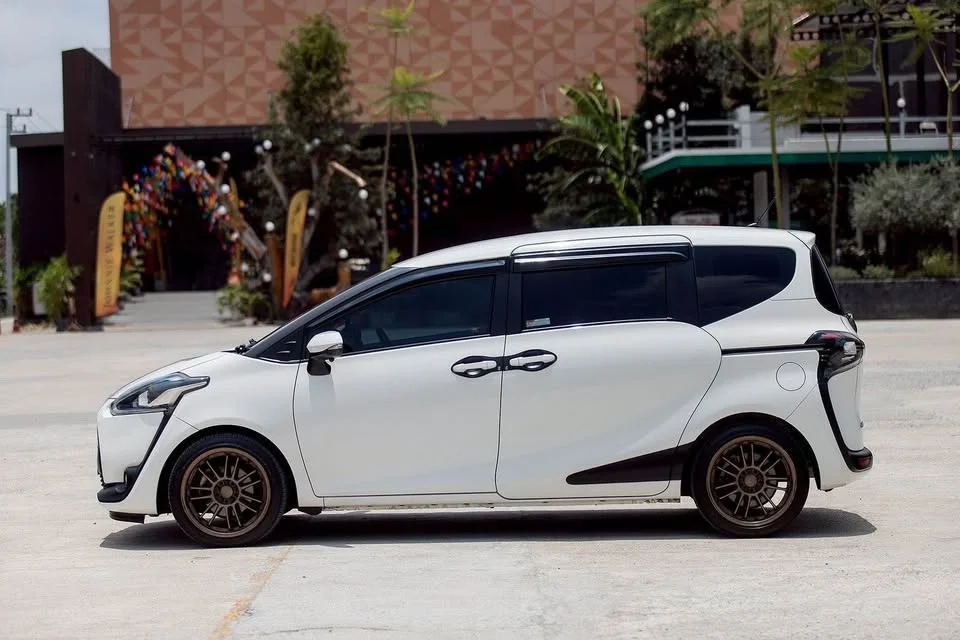 2018 Toyota Sienta II 2