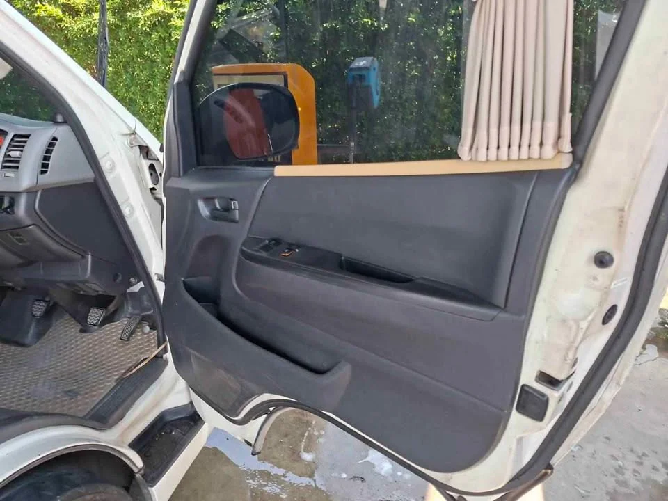 2012 Toyota Commuter V (H200) 3