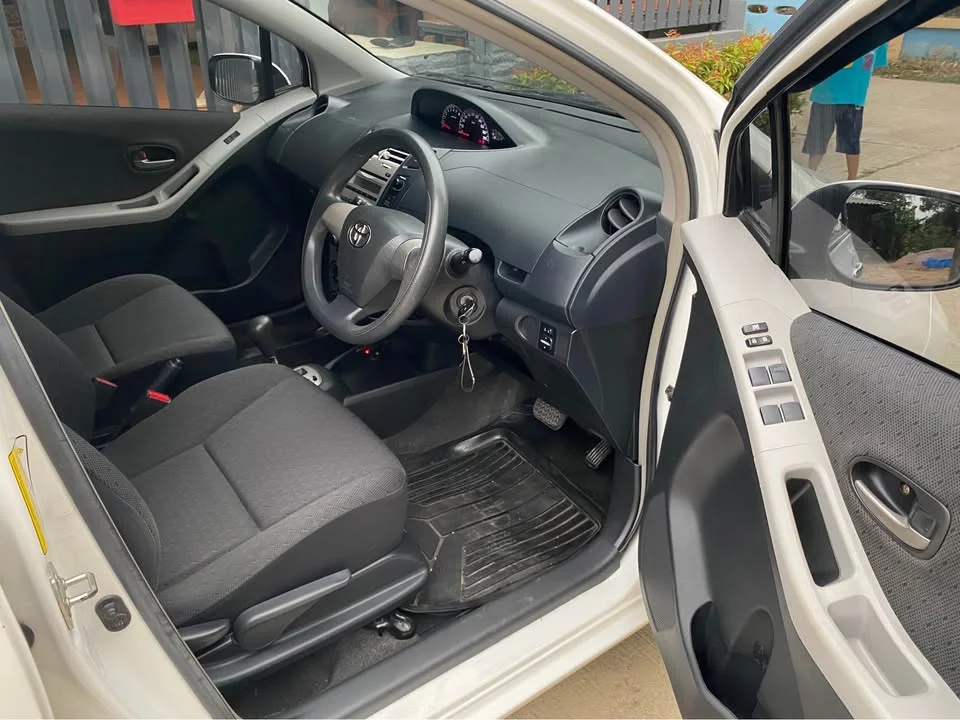 2012 Toyota Yaris II 2
