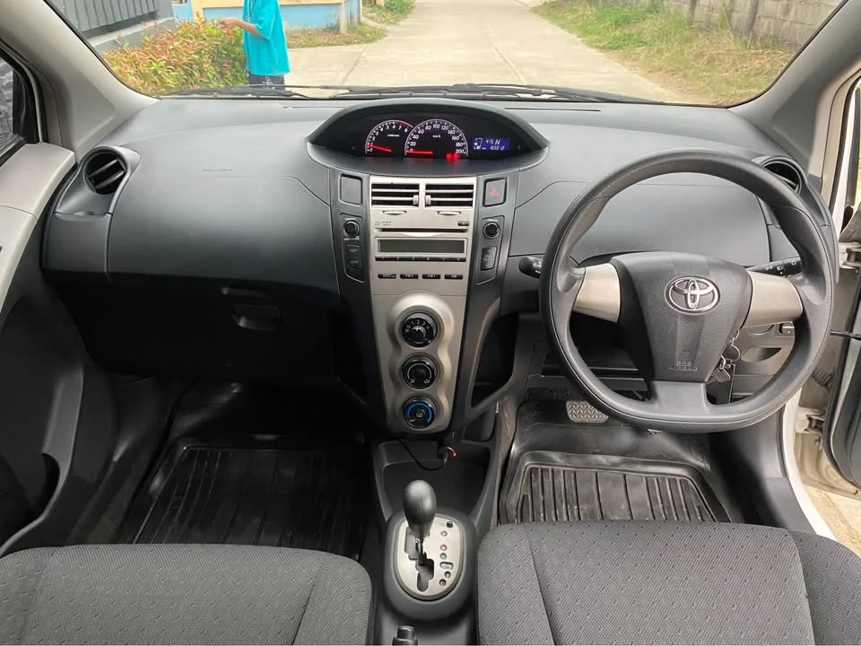 2012 Toyota Yaris II 2