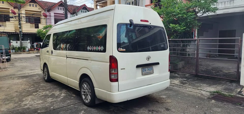 2011 Toyota Commuter V (H200) 3