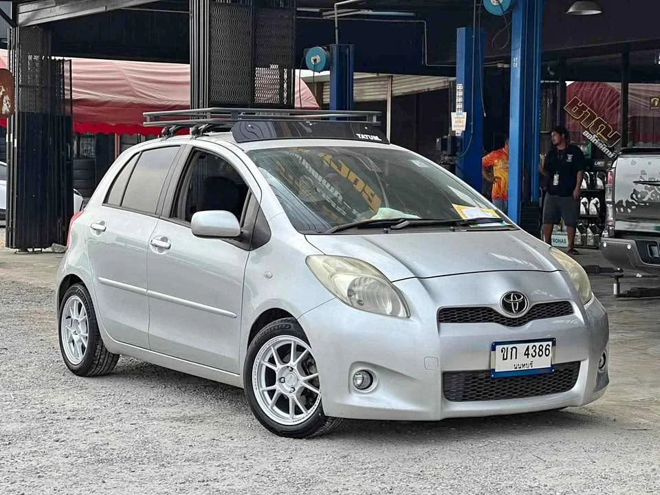 2010 Toyota Yaris II 2