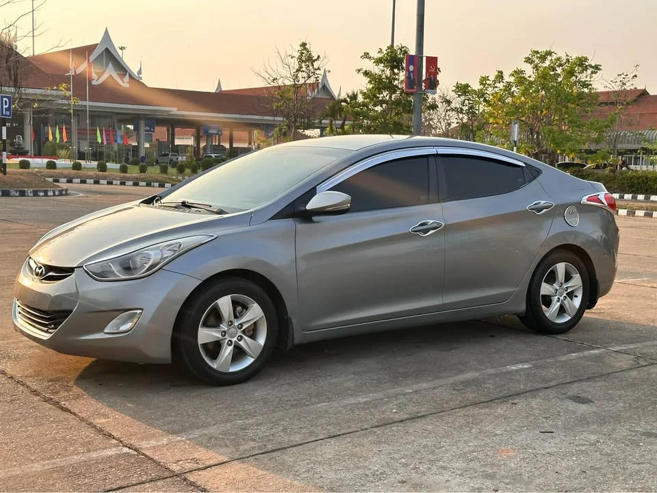 2013 Hyundai Elantra V 2